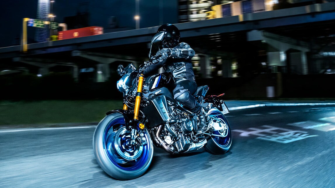 L'evoluzione della versione "standard" viene confermata, aggiungendo ulteriori raffinatezze a livello ciclistico ed elettronico. La naked giapponese adotta una forcella Kayaba, monoammortizzatore Ohlins, il motore ora da 899 eroga 119 CV e il peso in ordine di marcia è di 189 Kg