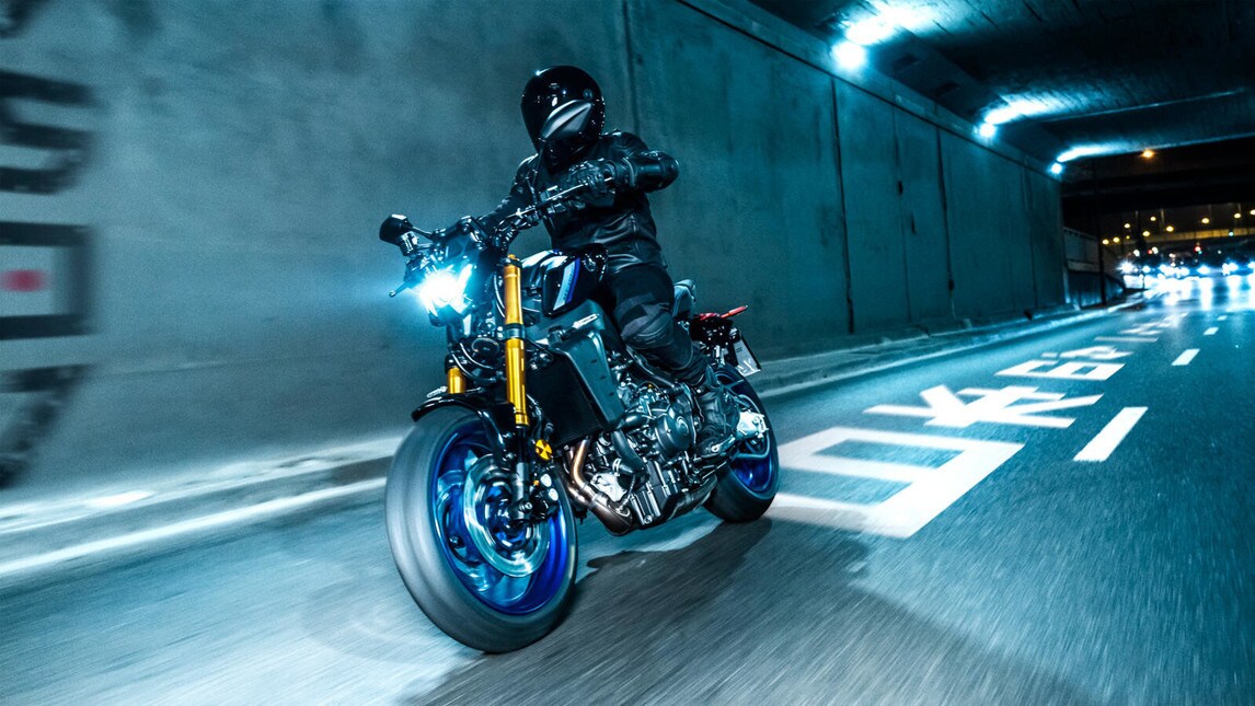 L'evoluzione della versione "standard" viene confermata, aggiungendo ulteriori raffinatezze a livello ciclistico ed elettronico. La naked giapponese adotta una forcella Kayaba, monoammortizzatore Ohlins, il motore ora da 899 eroga 119 CV e il peso in ordine di marcia è di 189 Kg