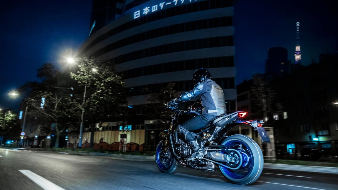 L'evoluzione della versione "standard" viene confermata, aggiungendo ulteriori raffinatezze a livello ciclistico ed elettronico. La naked giapponese adotta una forcella Kayaba, monoammortizzatore Ohlins, il motore ora da 899 eroga 119 CV e il peso in ordine di marcia è di 189 Kg