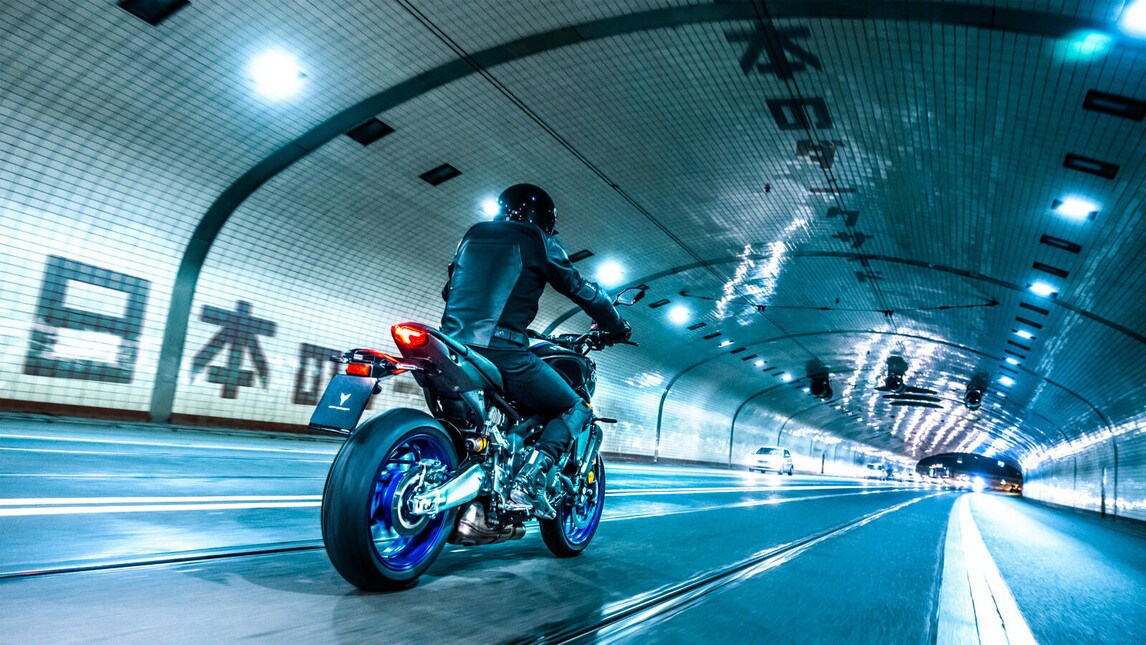 L'evoluzione della versione "standard" viene confermata, aggiungendo ulteriori raffinatezze a livello ciclistico ed elettronico. La naked giapponese adotta una forcella Kayaba, monoammortizzatore Ohlins, il motore ora da 899 eroga 119 CV e il peso in ordine di marcia è di 189 Kg