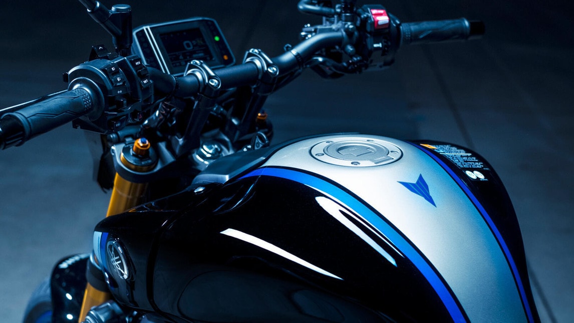 L'evoluzione della versione "standard" viene confermata, aggiungendo ulteriori raffinatezze a livello ciclistico ed elettronico. La naked giapponese adotta una forcella Kayaba, monoammortizzatore Ohlins, il motore ora da 899 eroga 119 CV e il peso in ordine di marcia è di 189 Kg