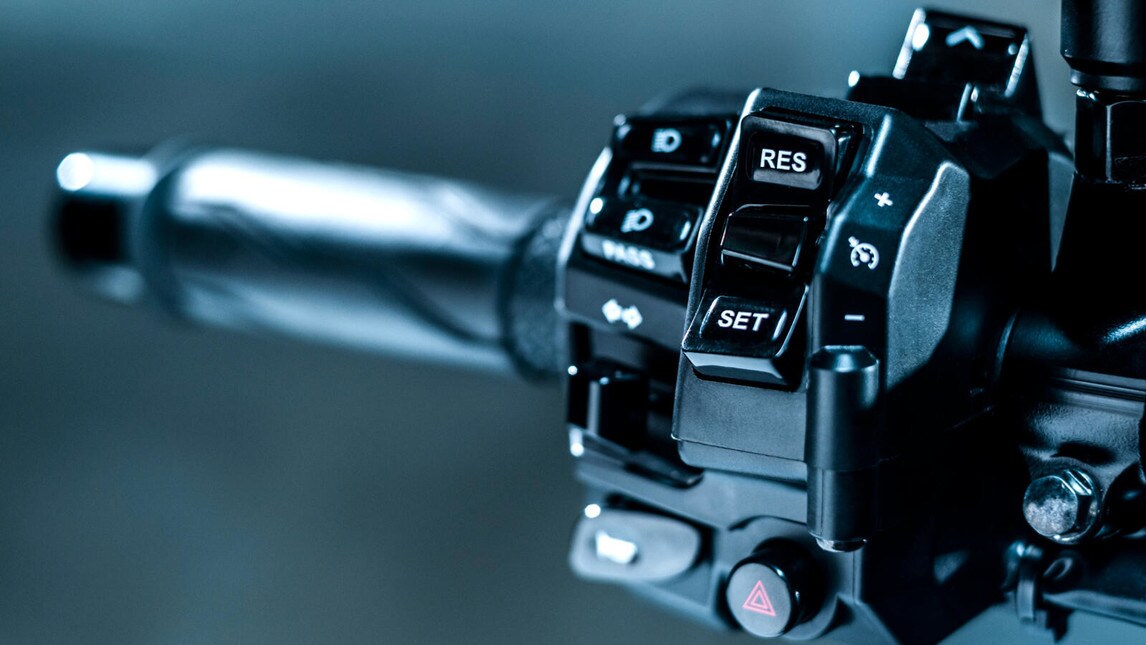 L'evoluzione della versione "standard" viene confermata, aggiungendo ulteriori raffinatezze a livello ciclistico ed elettronico. La naked giapponese adotta una forcella Kayaba, monoammortizzatore Ohlins, il motore ora da 899 eroga 119 CV e il peso in ordine di marcia è di 189 Kg