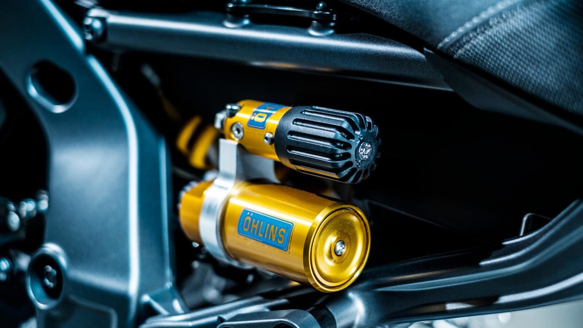 L'evoluzione della versione "standard" viene confermata, aggiungendo ulteriori raffinatezze a livello ciclistico ed elettronico. La naked giapponese adotta una forcella Kayaba, monoammortizzatore Ohlins, il motore ora da 899 eroga 119 CV e il peso in ordine di marcia è di 189 Kg