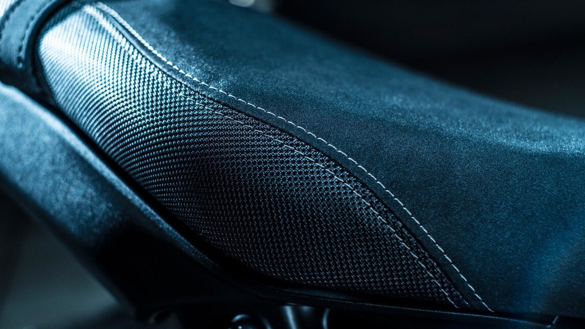 L'evoluzione della versione "standard" viene confermata, aggiungendo ulteriori raffinatezze a livello ciclistico ed elettronico. La naked giapponese adotta una forcella Kayaba, monoammortizzatore Ohlins, il motore ora da 899 eroga 119 CV e il peso in ordine di marcia è di 189 Kg
