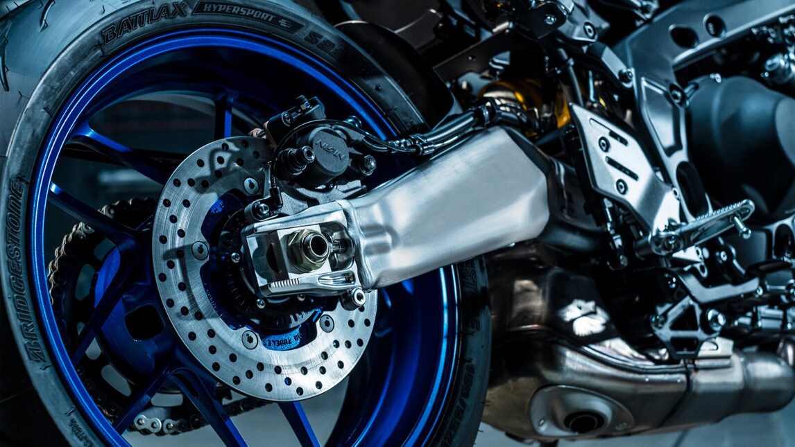 L'evoluzione della versione "standard" viene confermata, aggiungendo ulteriori raffinatezze a livello ciclistico ed elettronico. La naked giapponese adotta una forcella Kayaba, monoammortizzatore Ohlins, il motore ora da 899 eroga 119 CV e il peso in ordine di marcia è di 189 Kg