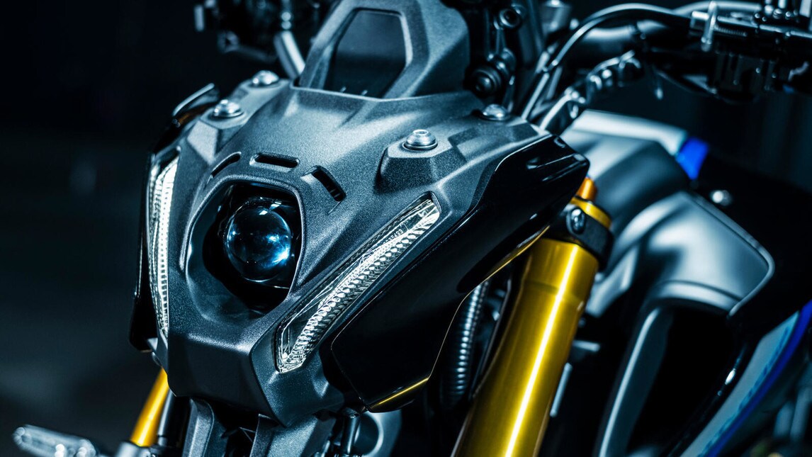 L'evoluzione della versione "standard" viene confermata, aggiungendo ulteriori raffinatezze a livello ciclistico ed elettronico. La naked giapponese adotta una forcella Kayaba, monoammortizzatore Ohlins, il motore ora da 899 eroga 119 CV e il peso in ordine di marcia è di 189 Kg