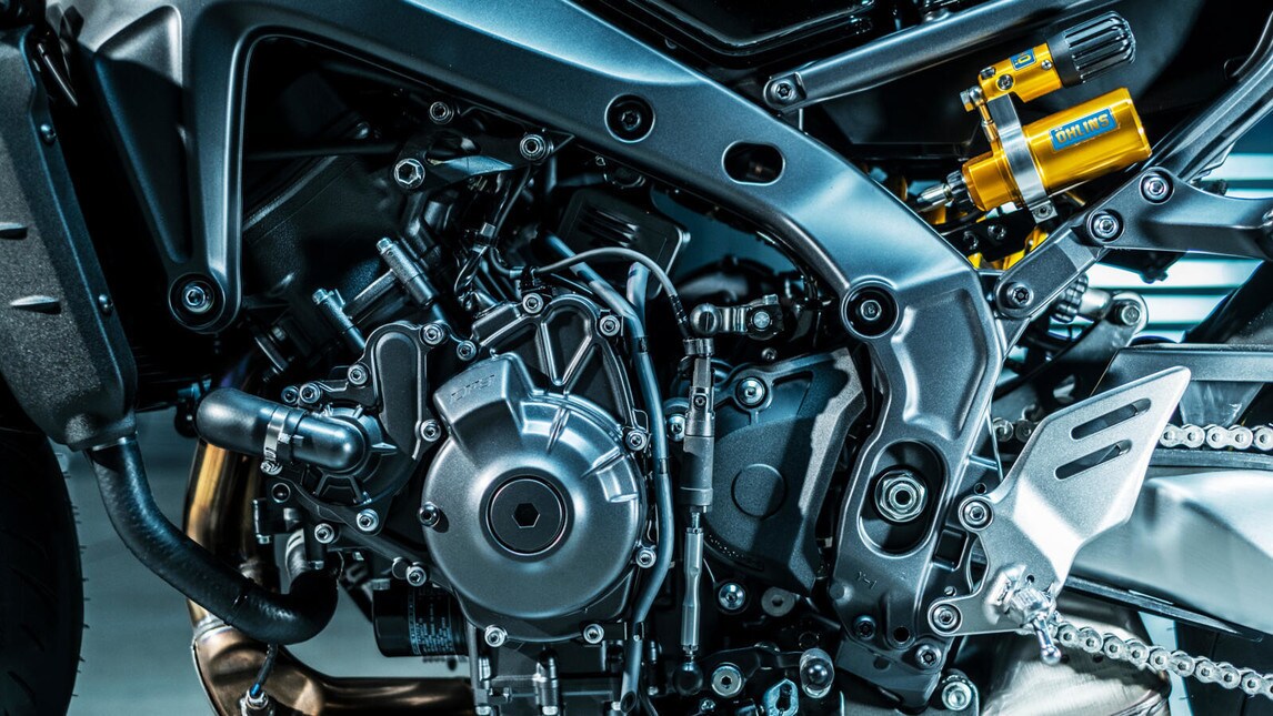 L'evoluzione della versione "standard" viene confermata, aggiungendo ulteriori raffinatezze a livello ciclistico ed elettronico. La naked giapponese adotta una forcella Kayaba, monoammortizzatore Ohlins, il motore ora da 899 eroga 119 CV e il peso in ordine di marcia è di 189 Kg