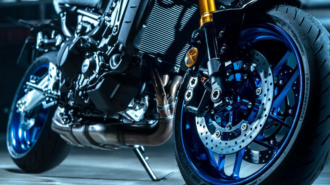 L'evoluzione della versione "standard" viene confermata, aggiungendo ulteriori raffinatezze a livello ciclistico ed elettronico. La naked giapponese adotta una forcella Kayaba, monoammortizzatore Ohlins, il motore ora da 899 eroga 119 CV e il peso in ordine di marcia è di 189 Kg