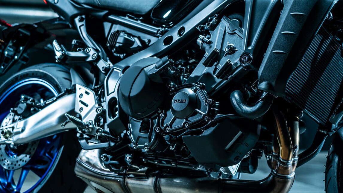 L'evoluzione della versione "standard" viene confermata, aggiungendo ulteriori raffinatezze a livello ciclistico ed elettronico. La naked giapponese adotta una forcella Kayaba, monoammortizzatore Ohlins, il motore ora da 899 eroga 119 CV e il peso in ordine di marcia è di 189 Kg