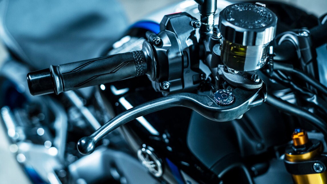 L'evoluzione della versione "standard" viene confermata, aggiungendo ulteriori raffinatezze a livello ciclistico ed elettronico. La naked giapponese adotta una forcella Kayaba, monoammortizzatore Ohlins, il motore ora da 899 eroga 119 CV e il peso in ordine di marcia è di 189 Kg