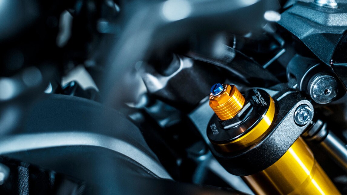 L'evoluzione della versione "standard" viene confermata, aggiungendo ulteriori raffinatezze a livello ciclistico ed elettronico. La naked giapponese adotta una forcella Kayaba, monoammortizzatore Ohlins, il motore ora da 899 eroga 119 CV e il peso in ordine di marcia è di 189 Kg