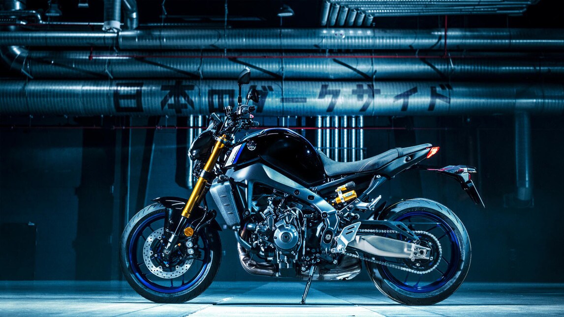 L'evoluzione della versione "standard" viene confermata, aggiungendo ulteriori raffinatezze a livello ciclistico ed elettronico. La naked giapponese adotta una forcella Kayaba, monoammortizzatore Ohlins, il motore ora da 899 eroga 119 CV e il peso in ordine di marcia è di 189 Kg