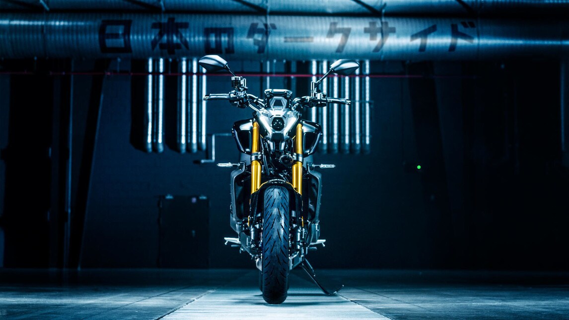 L'evoluzione della versione "standard" viene confermata, aggiungendo ulteriori raffinatezze a livello ciclistico ed elettronico. La naked giapponese adotta una forcella Kayaba, monoammortizzatore Ohlins, il motore ora da 899 eroga 119 CV e il peso in ordine di marcia è di 189 Kg