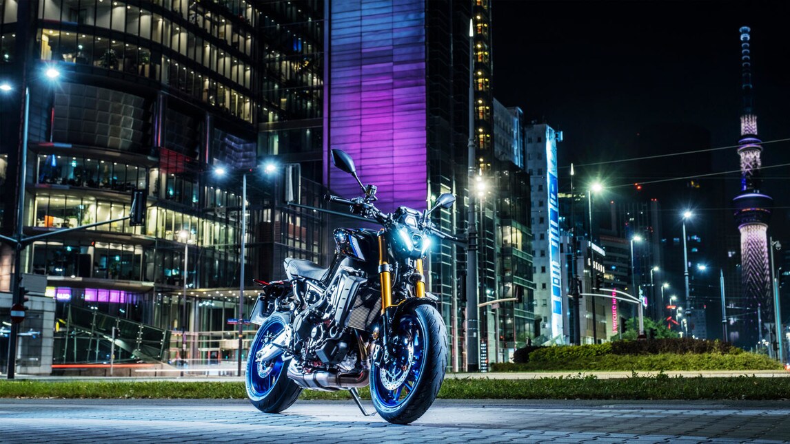L'evoluzione della versione "standard" viene confermata, aggiungendo ulteriori raffinatezze a livello ciclistico ed elettronico. La naked giapponese adotta una forcella Kayaba, monoammortizzatore Ohlins, il motore ora da 899 eroga 119 CV e il peso in ordine di marcia è di 189 Kg