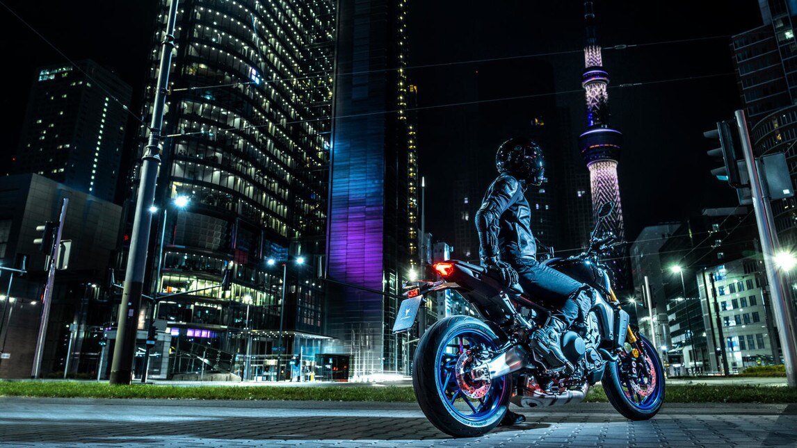 L'evoluzione della versione "standard" viene confermata, aggiungendo ulteriori raffinatezze a livello ciclistico ed elettronico. La naked giapponese adotta una forcella Kayaba, monoammortizzatore Ohlins, il motore ora da 899 eroga 119 CV e il peso in ordine di marcia è di 189 Kg