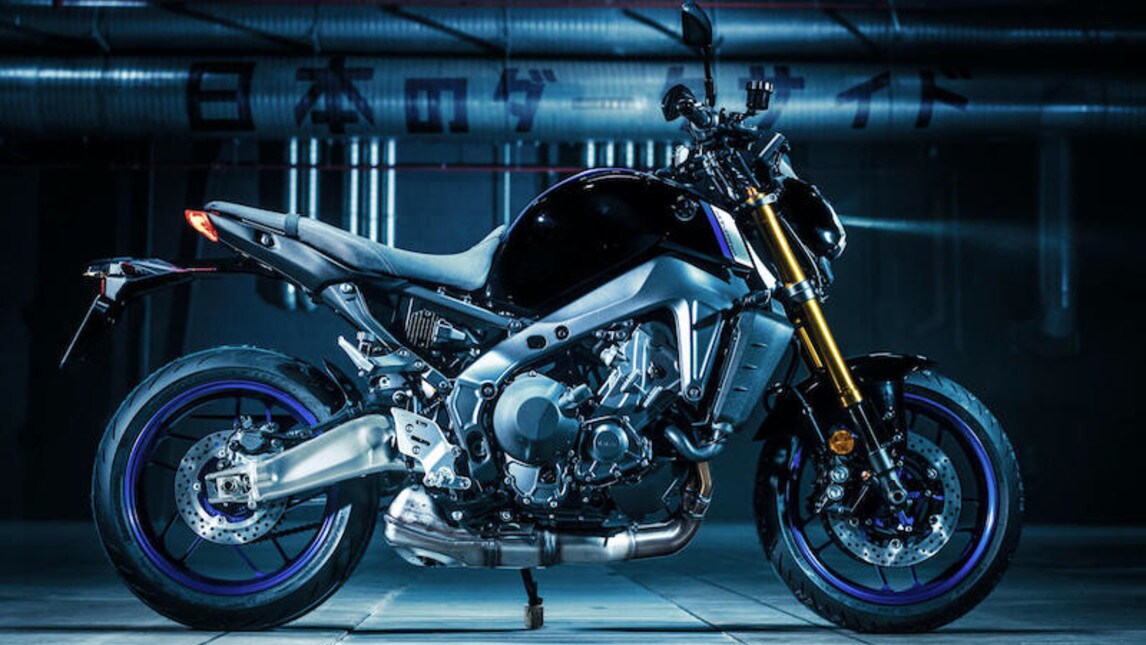 L'evoluzione della versione "standard" viene confermata, aggiungendo ulteriori raffinatezze a livello ciclistico ed elettronico. La naked giapponese adotta una forcella Kayaba, monoammortizzatore Ohlins, il motore ora da 899 eroga 119 CV e il peso in ordine di marcia è di 189 Kg