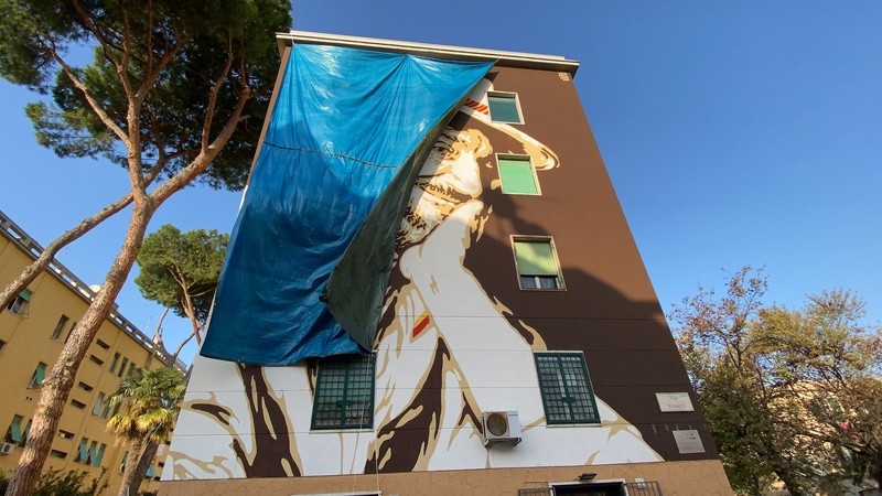 Roma, ecco il murales al Tufello dedicato a Gigi Proietti