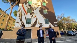 Gigi Proietti, il nuovo murales a Roma. Fienga: “Tra i tifosi più illustri”
