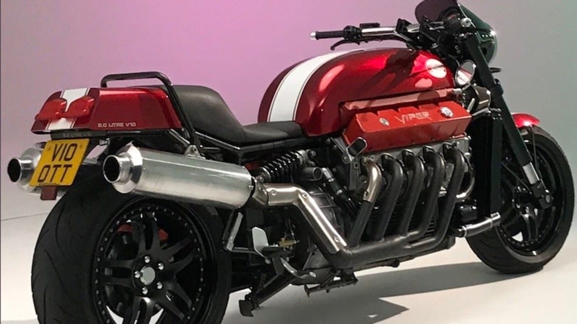 Questa mastodontica creatura nasce da un'idea del costruttore britannico Allen Millyard che è partito da un motore di una Dodge Viper del 1995 e ha aggiunto pezzi di altre moto e tanta follia

