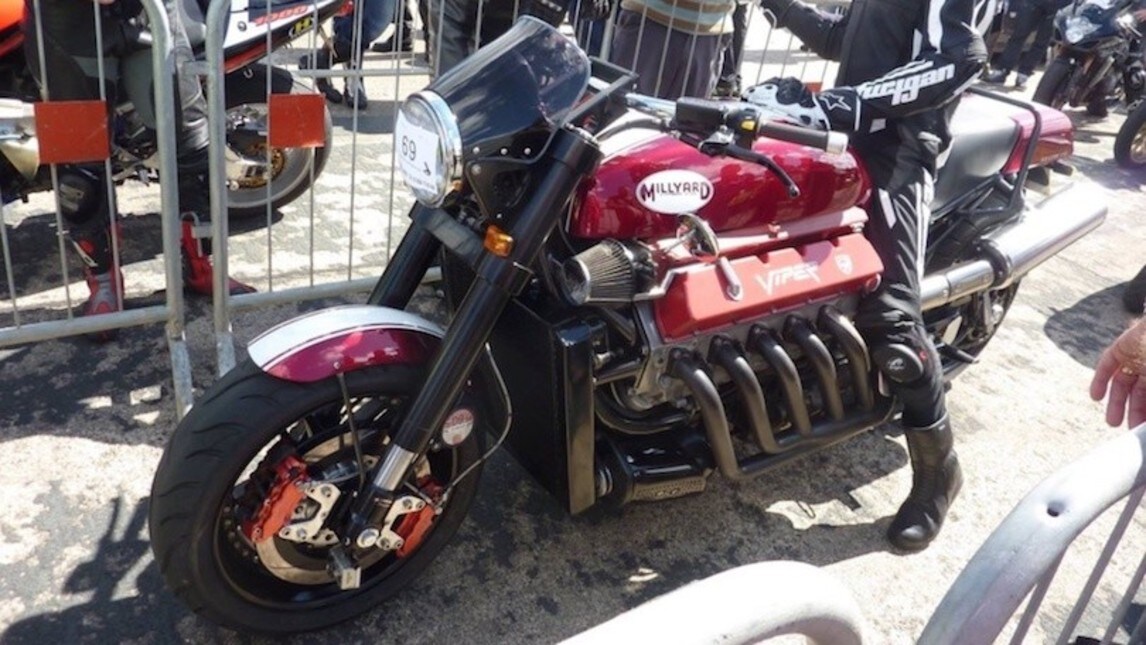 Questa mastodontica creatura nasce da un'idea del costruttore britannico Allen Millyard che è partito da un motore di una Dodge Viper del 1995 e ha aggiunto pezzi di altre moto e tanta follia
