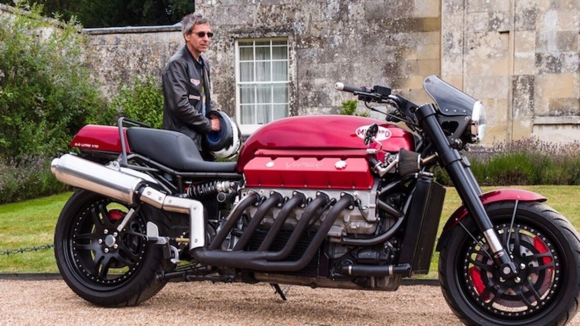 Questa mastodontica creatura nasce da un'idea del costruttore britannico Allen Millyard che è partito da un motore di una Dodge Viper del 1995 e ha aggiunto pezzi di altre moto e tanta follia
