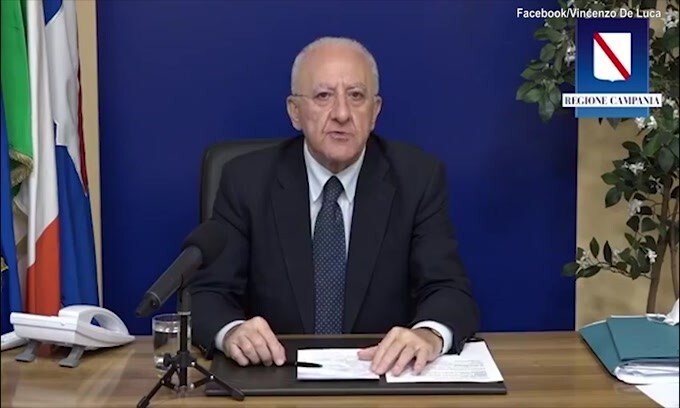 Show di De Luca: "Di Maio? Il nome mi provoca una reazione..."