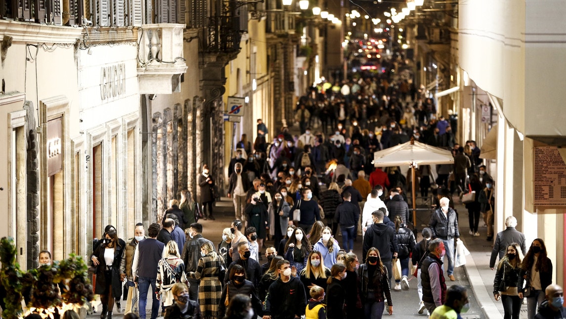 Roma, controlli della Polizia contro gli assembramenti