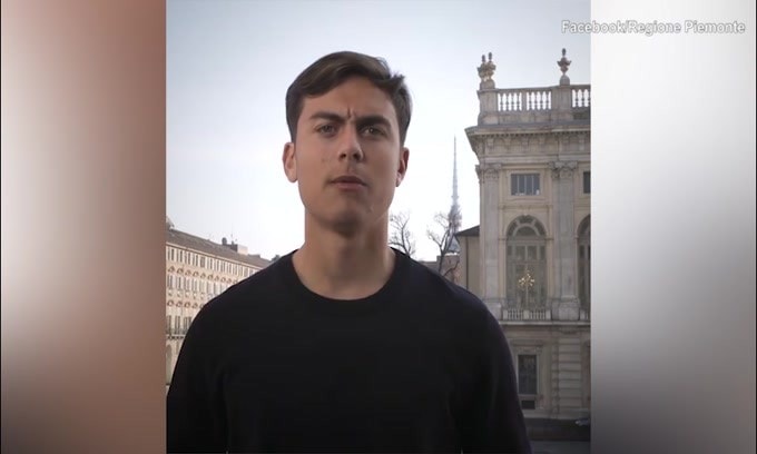 Covid-19, Dybala scende in campo: "Indossate la mascherina"