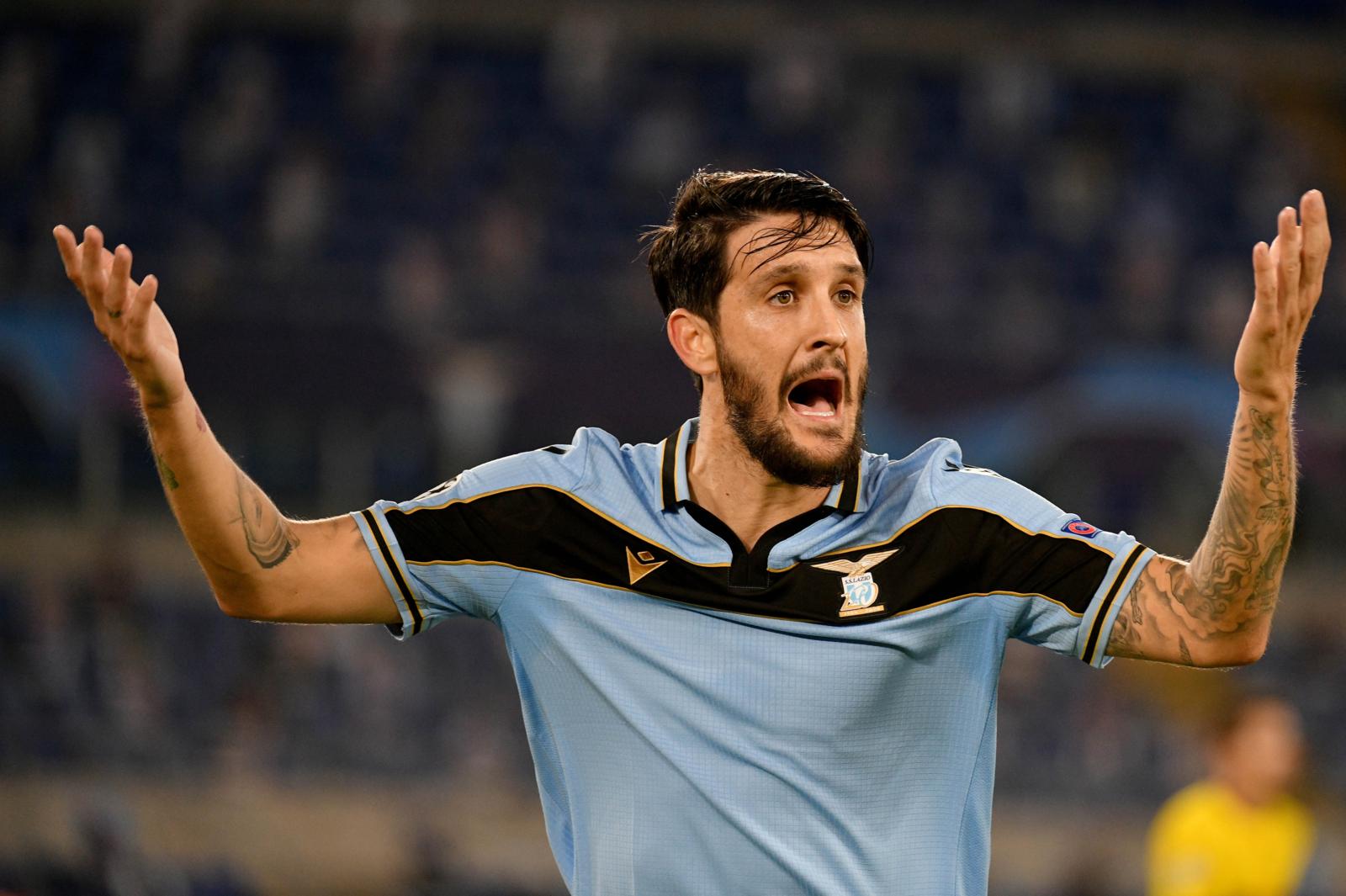 Lazio, dalla questione stipendi alla multa per Luis Alberto: la situazione