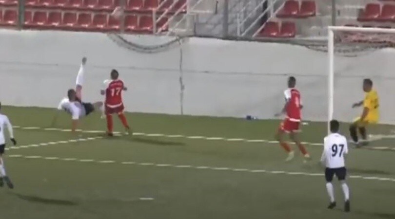 Un gol impossibile! La rovesciata fa il giro del web