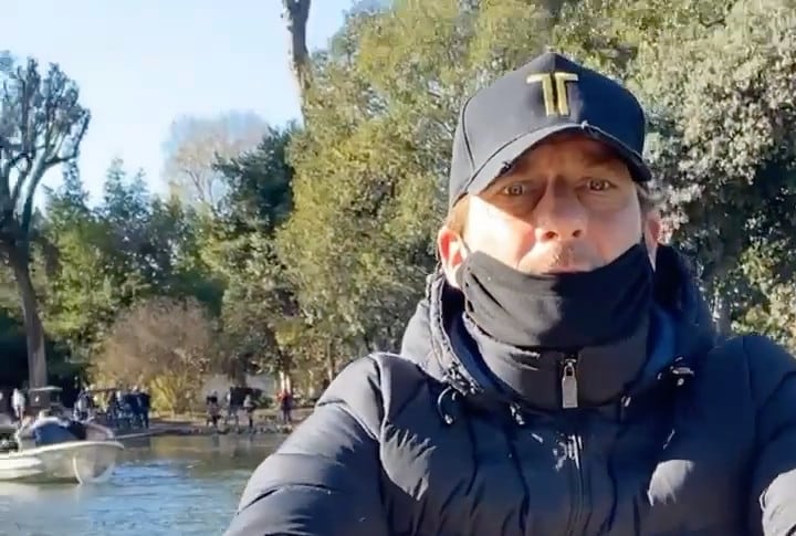 Totti, il Covid è un ricordo. Passeggiata a Villa Borghese, Ilary scherza: “Remi lento!”