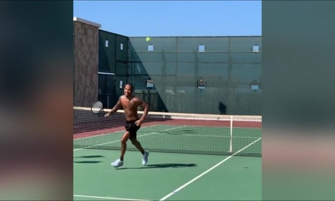 Hamilton prova con il tennis, ma...