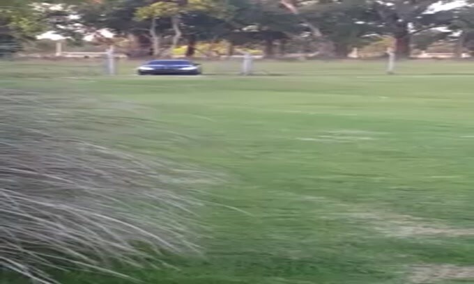 Maradona a La Plata con l'auto della polizia a tutto gas