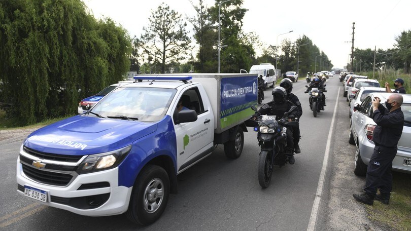 Maradona, il corpo sull’auto della polizia scientifica