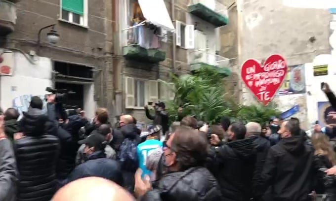 Bruno Conti ai Quartieri Spagnoli, corona di fiori per Maradona