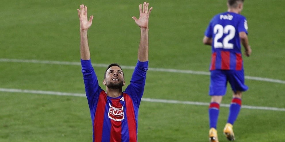 Liga, per l'Eibar 2-0 a domicilio sul Betis: dedica di Burgos a Maradona