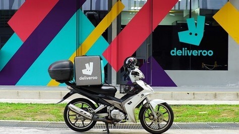 Rubano lo scooter Deliveroo, polizia li becca e trova armi e droga