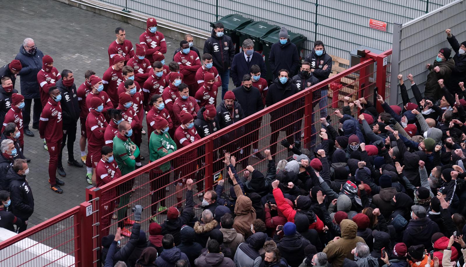 Torino contestato: al Filadelfia faccia a faccia con i tifosi