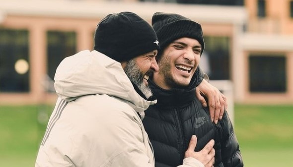 Il Wolverhampton riabbraccia Raul Jimenez dopo lo scontro con David Luiz