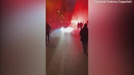 Il feretro di Paolo Rossi lascia lo stadio "Menti" tra fumogeni e applausi