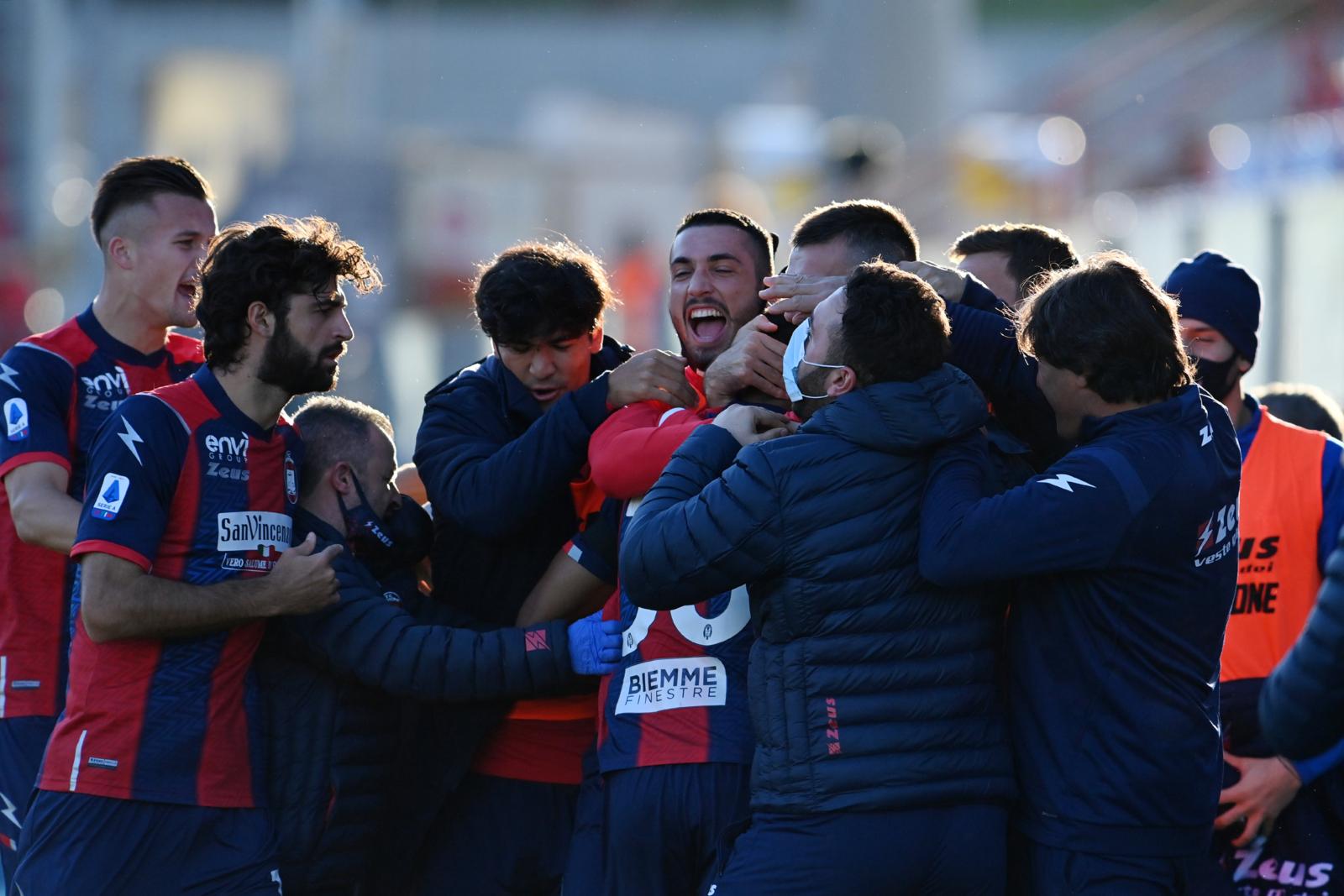 Crotone che gioia! Messias doppietta, prima vittoria contro lo Spezia