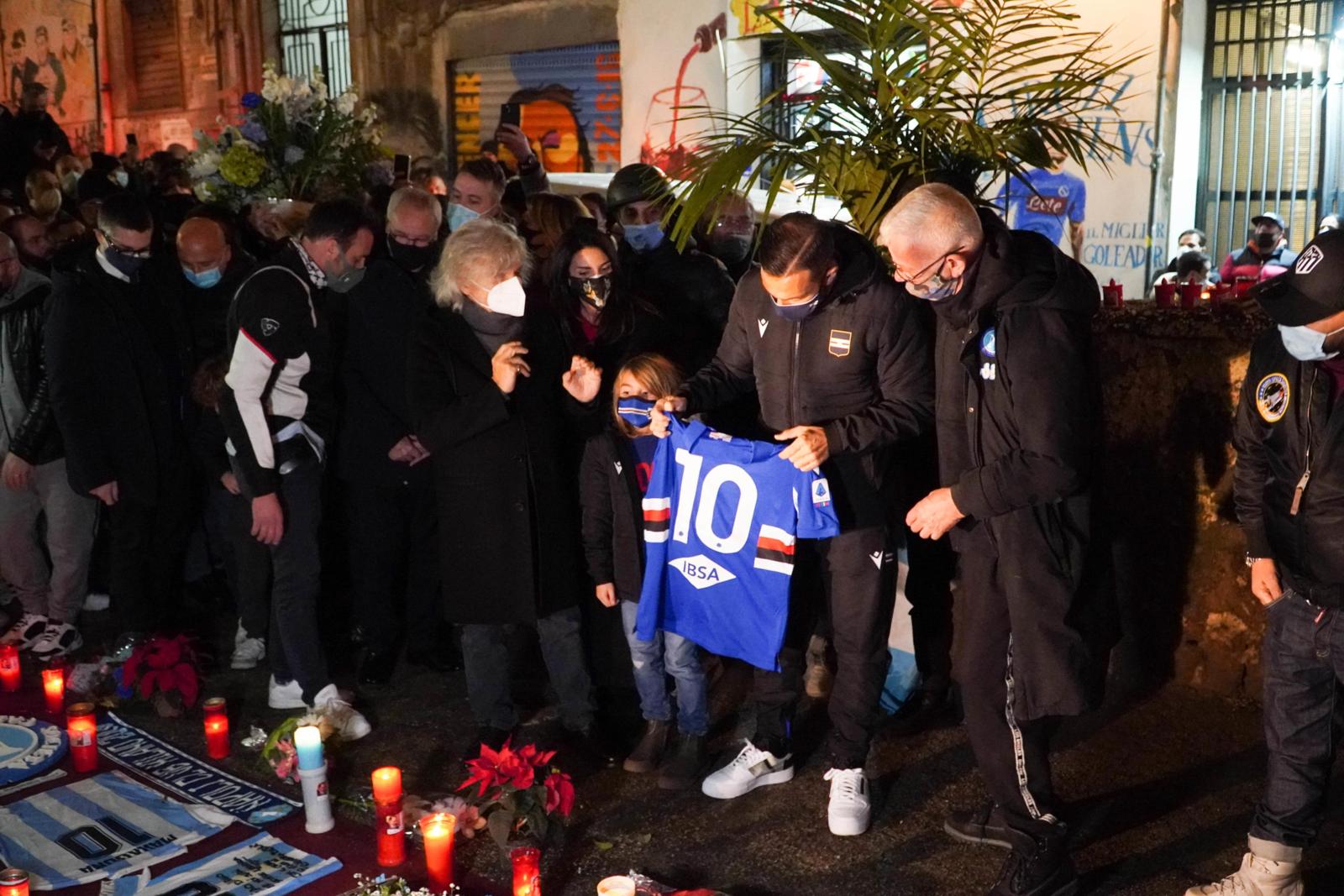 La Sampdoria celebra Maradona davanti al suo murales