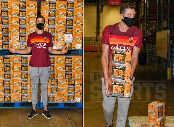 NBA, Duncan Robinson dei Miami fa beneficenza con la maglia della Roma