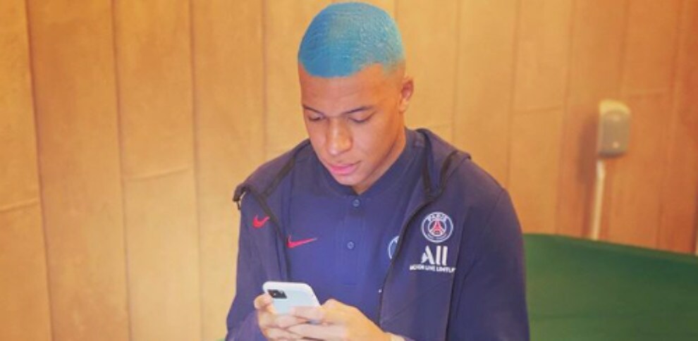 Psg, Mbappé spiazza tutti sui social: nuovo look