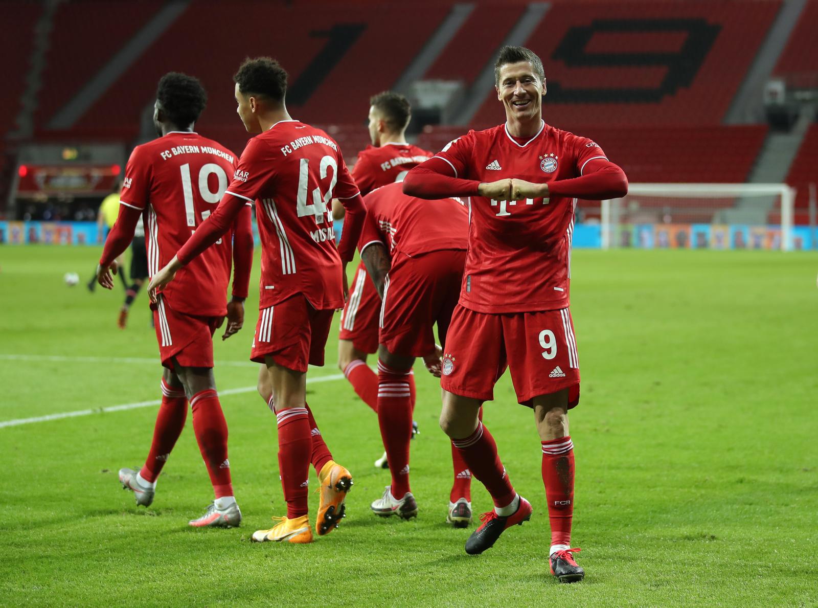 Lewandowski trascina il Bayern in vetta, Leverkusen ko: non basta Schick