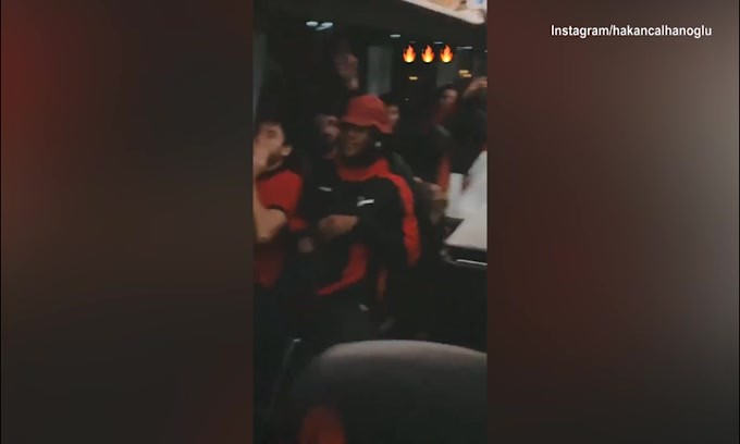 Il Milan e Calhanoglu lanciano la sfida alla Juve: "Chi non salta..