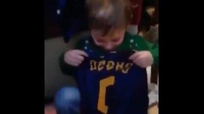 La maglia di Dzeko in regalo, il piccolo David piange di gioia