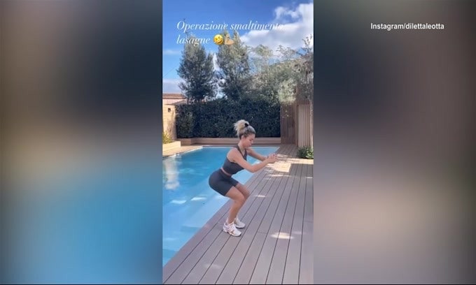 Diletta Leotta, esercizi a bordo piscina