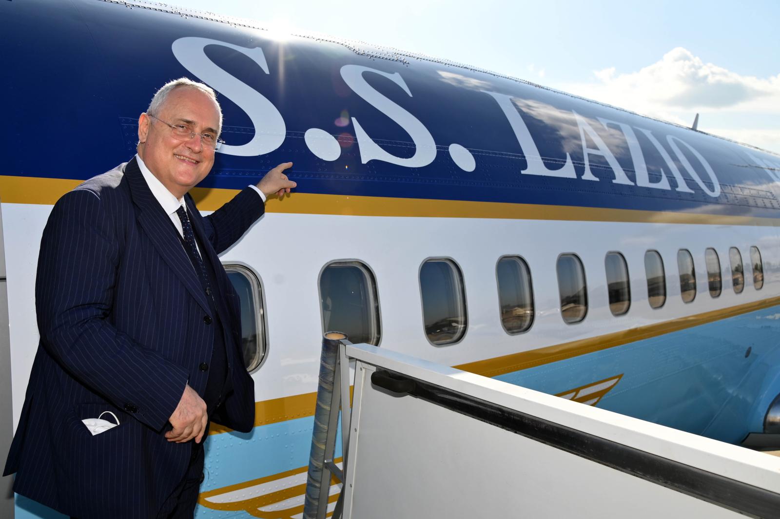 Salernitana in volo con l’aereo della Lazio: ira dei tifosi