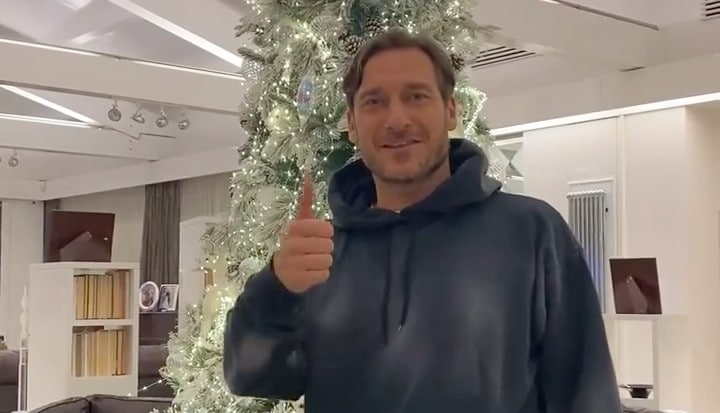 Totti, gli auguri per Capodanno: "Buon 2021 a tutti!"